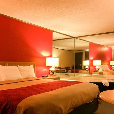 Econo Lodge Норуок Екстериор снимка