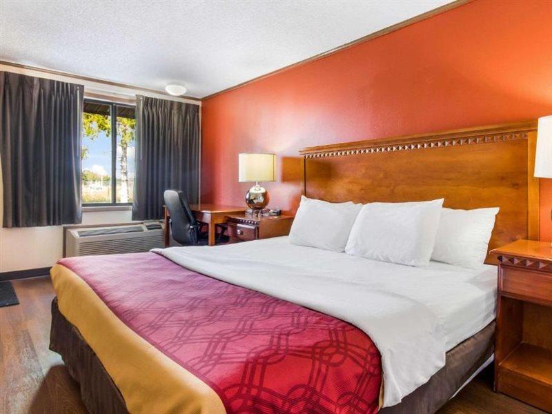 Econo Lodge Норуок Екстериор снимка
