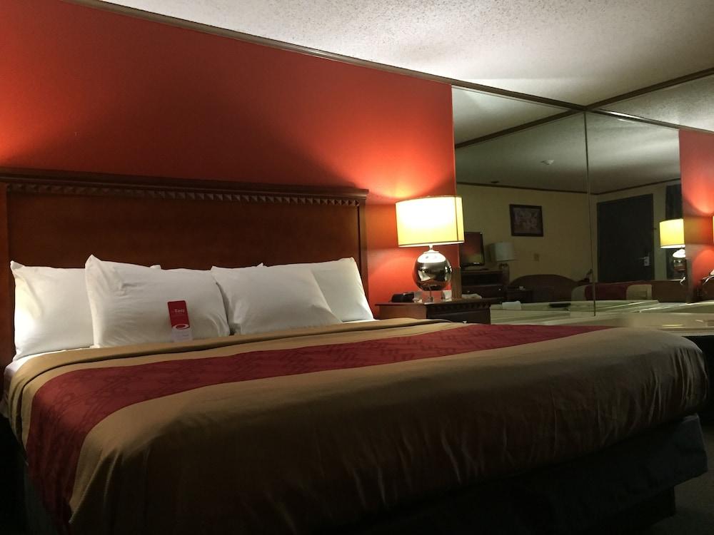 Econo Lodge Норуок Екстериор снимка