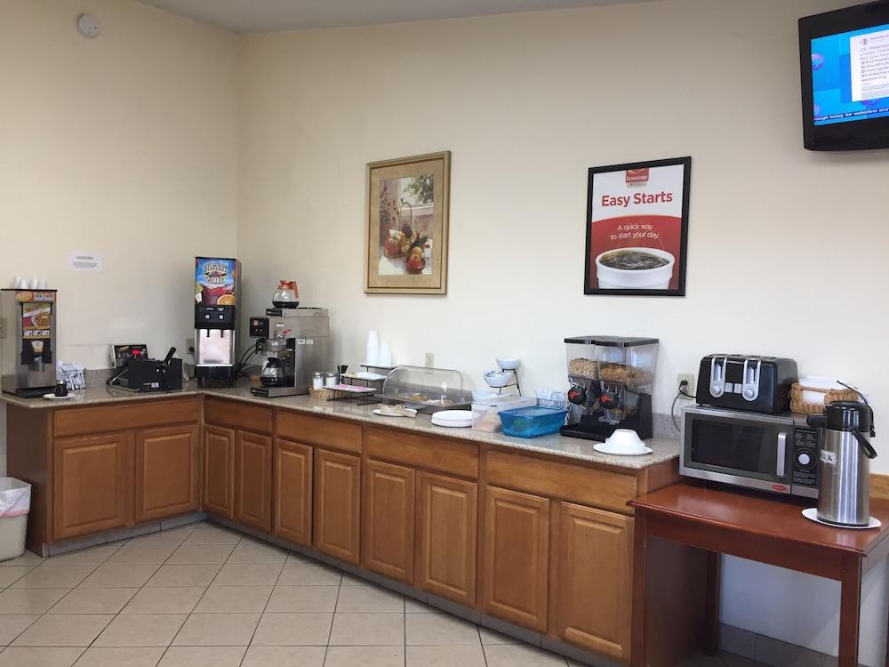 Econo Lodge Норуок Екстериор снимка