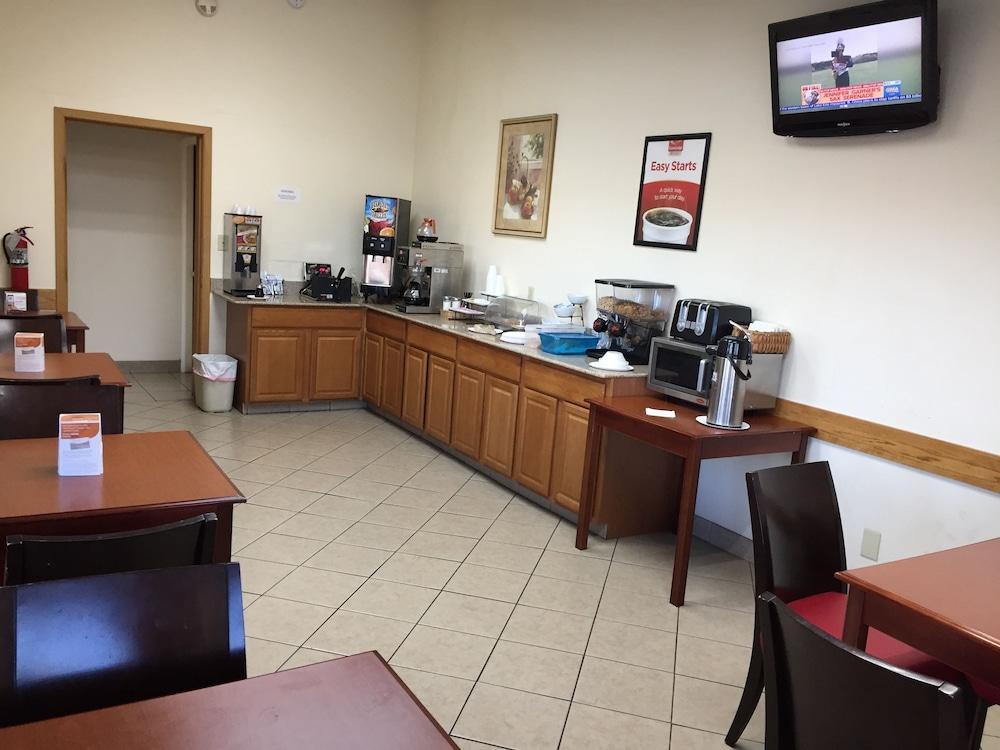 Econo Lodge Норуок Екстериор снимка