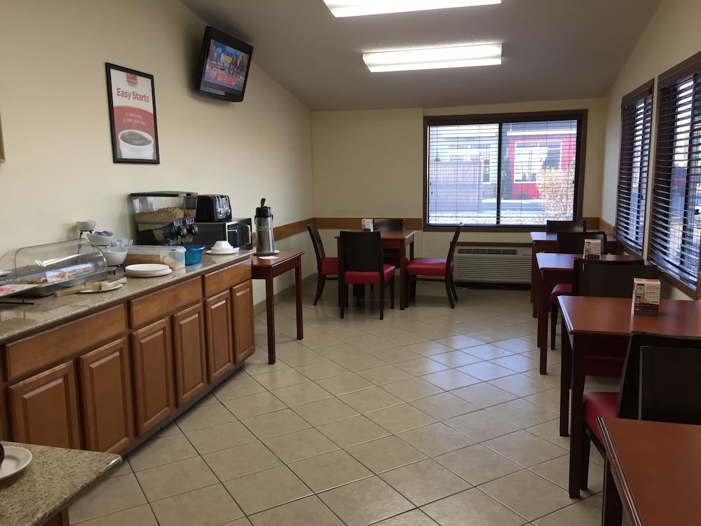 Econo Lodge Норуок Екстериор снимка