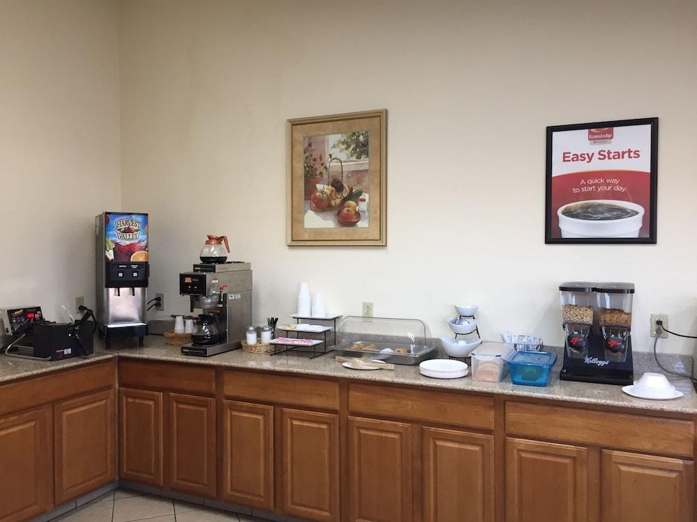 Econo Lodge Норуок Екстериор снимка