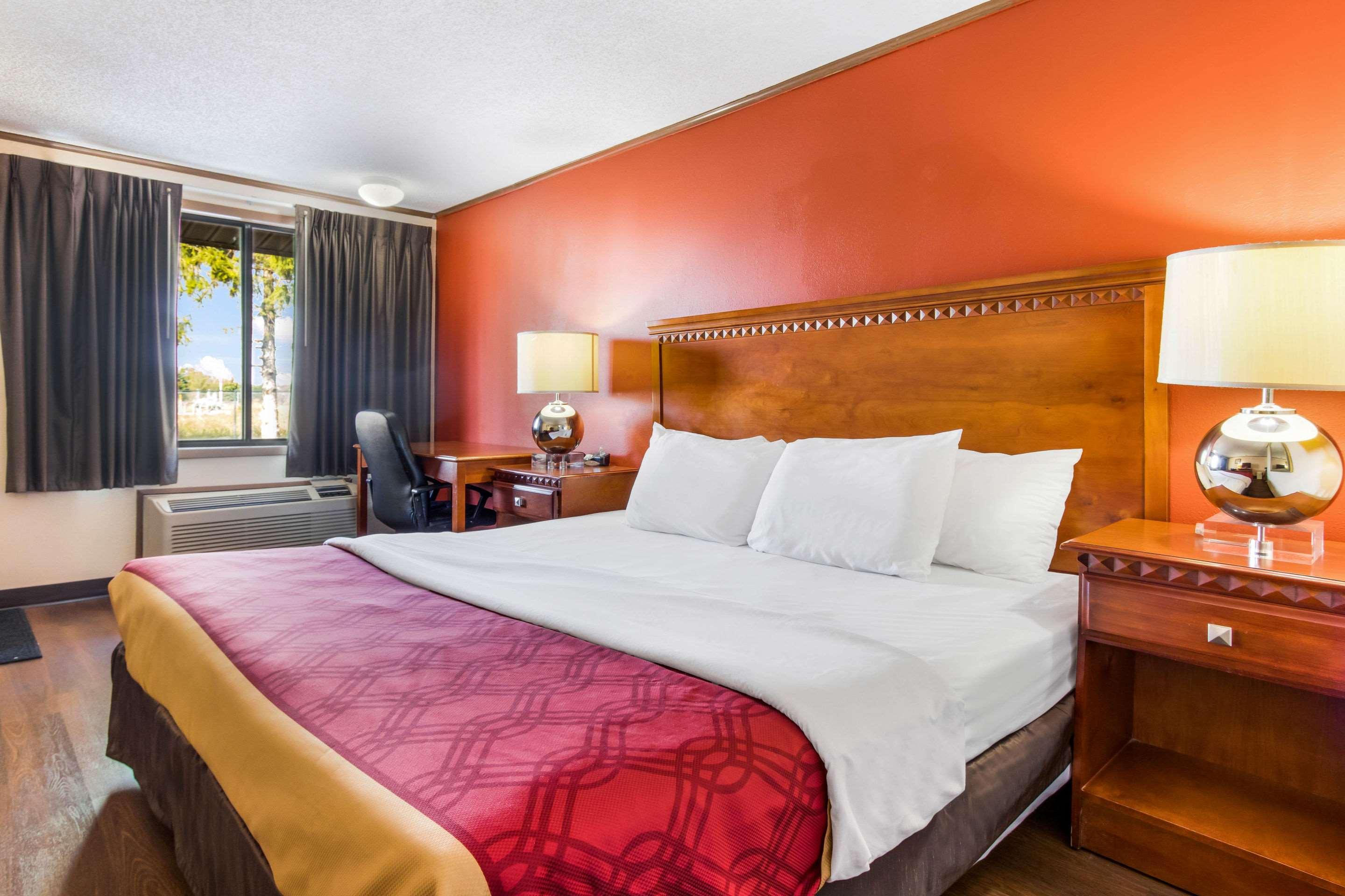 Econo Lodge Норуок Екстериор снимка