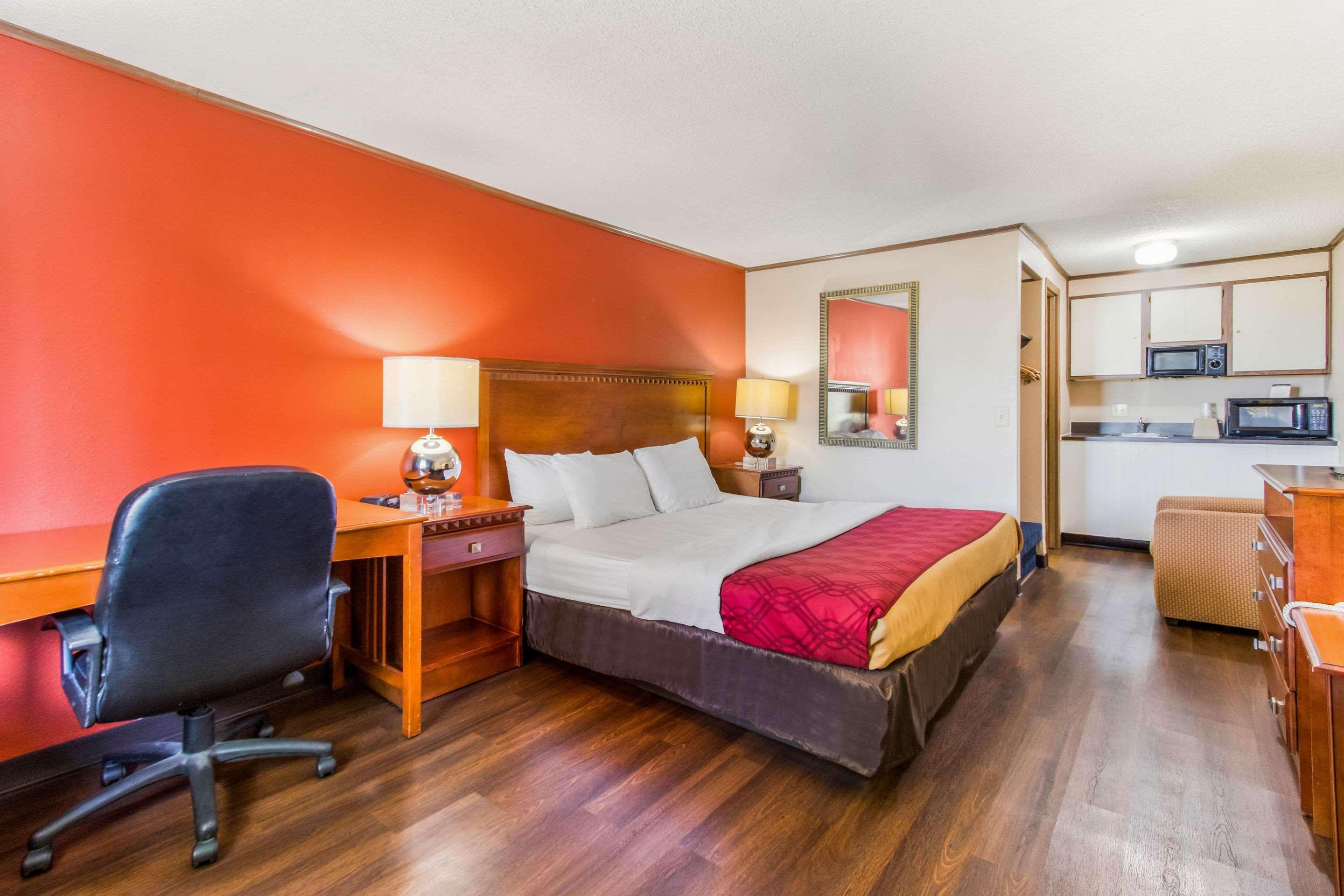 Econo Lodge Норуок Екстериор снимка