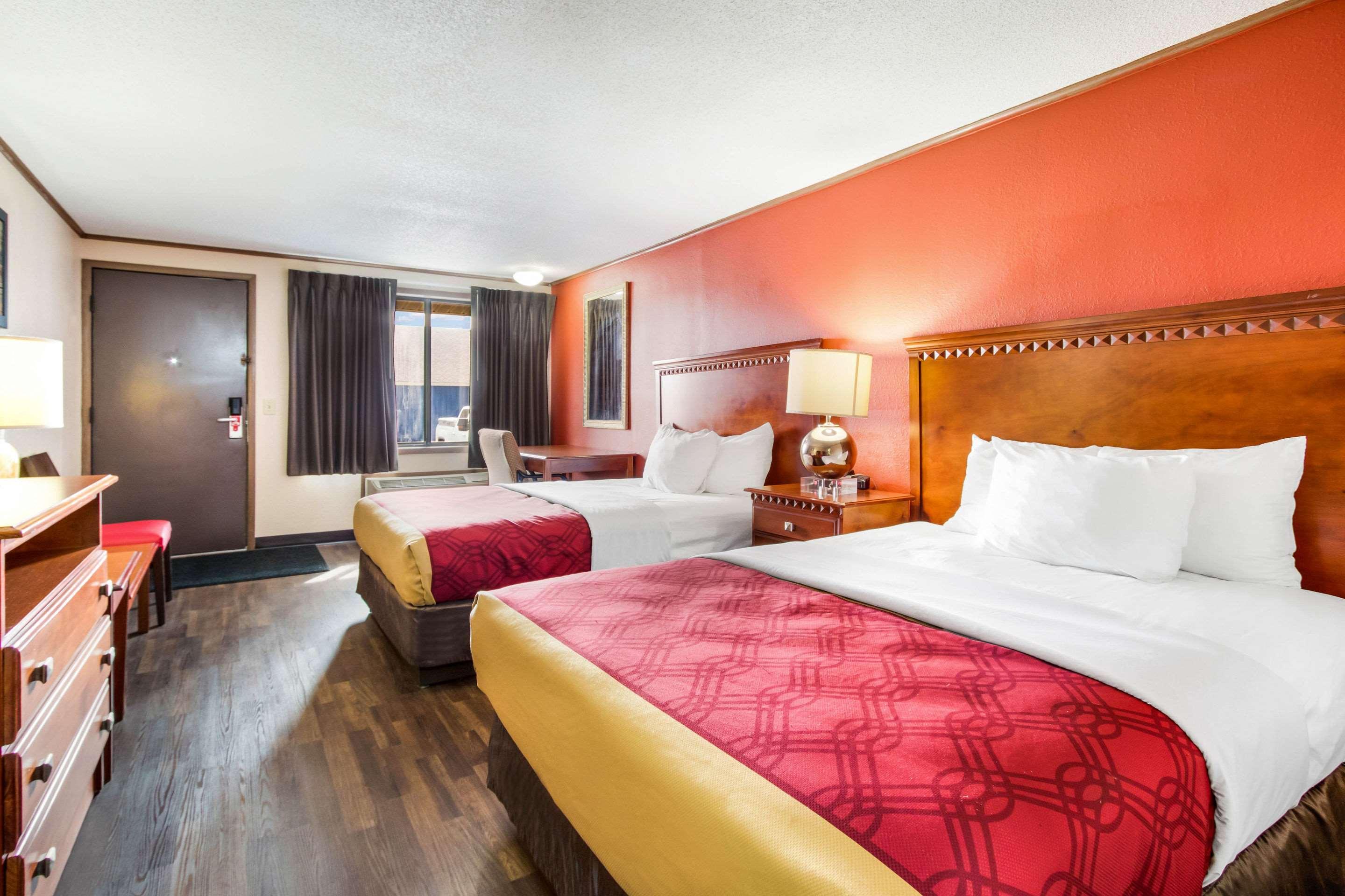 Econo Lodge Норуок Екстериор снимка