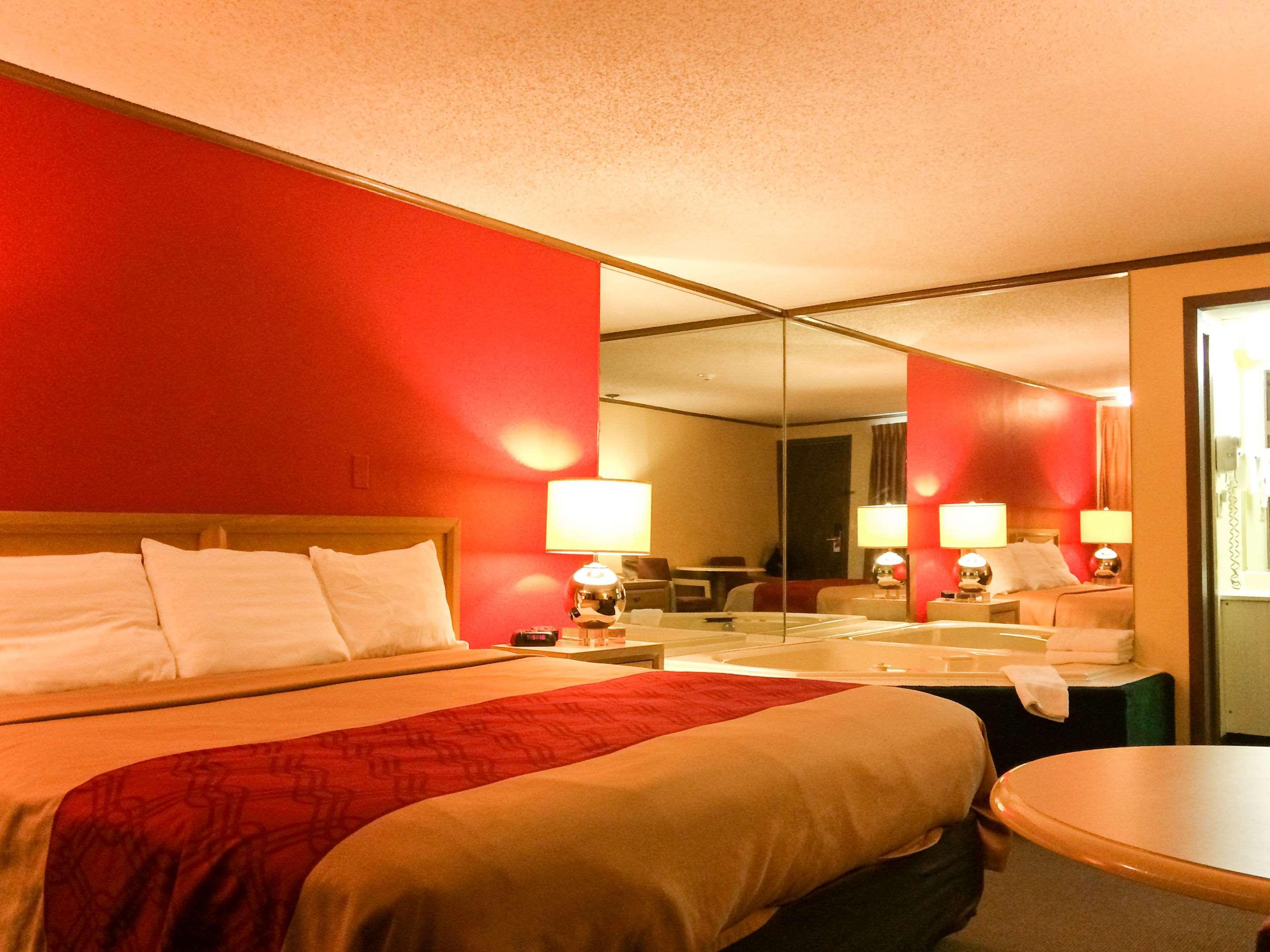 Econo Lodge Норуок Екстериор снимка