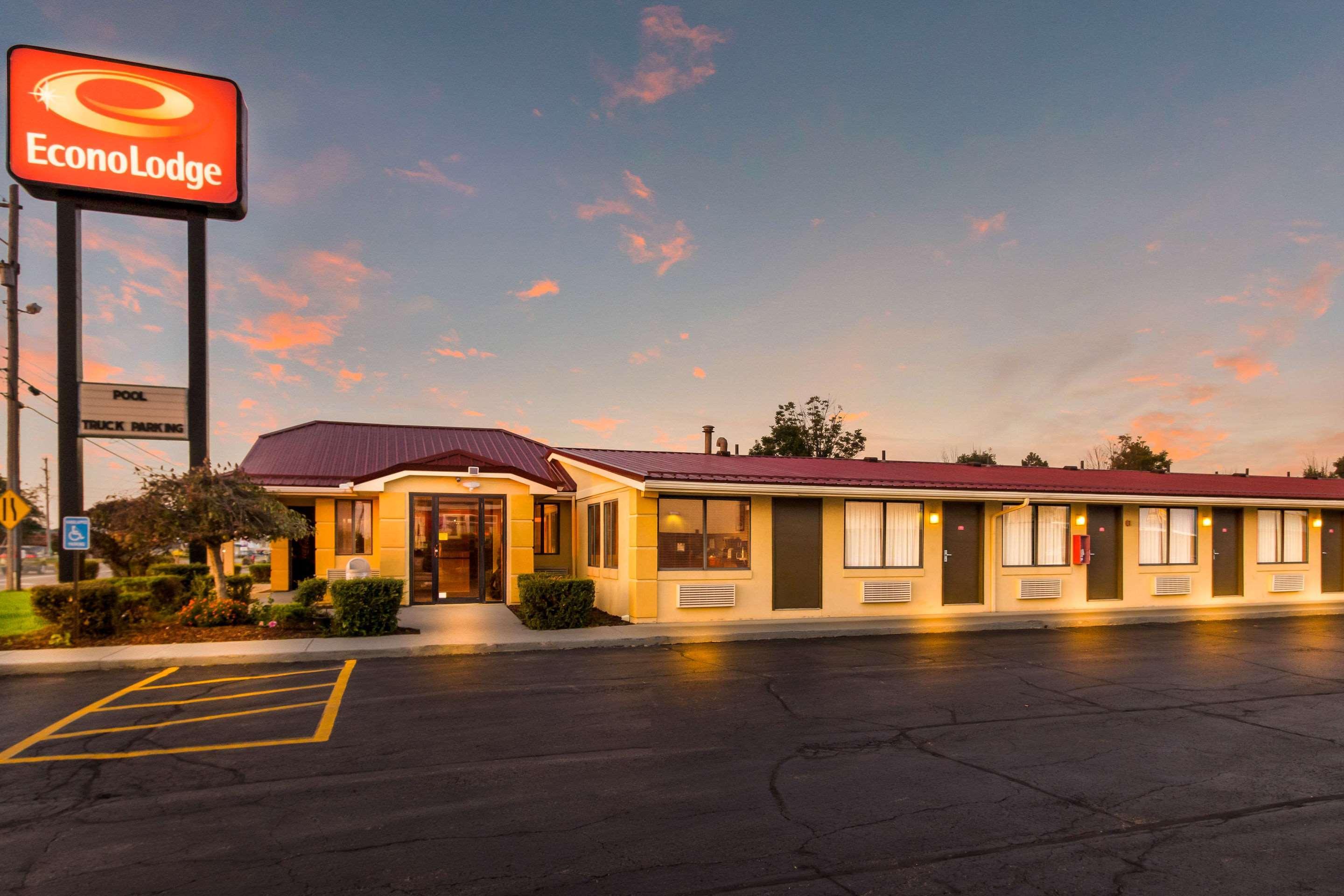 Econo Lodge Норуок Екстериор снимка