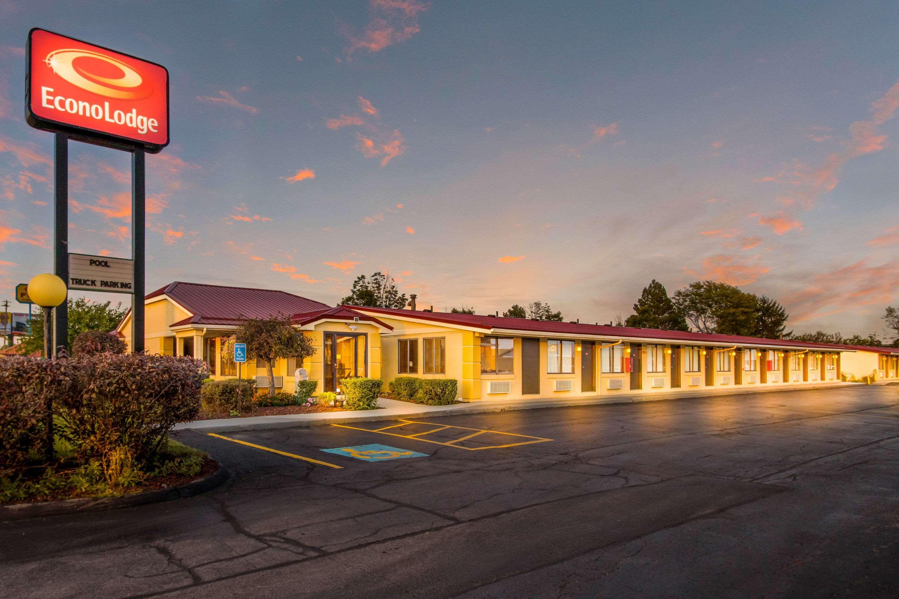 Econo Lodge Норуок Екстериор снимка