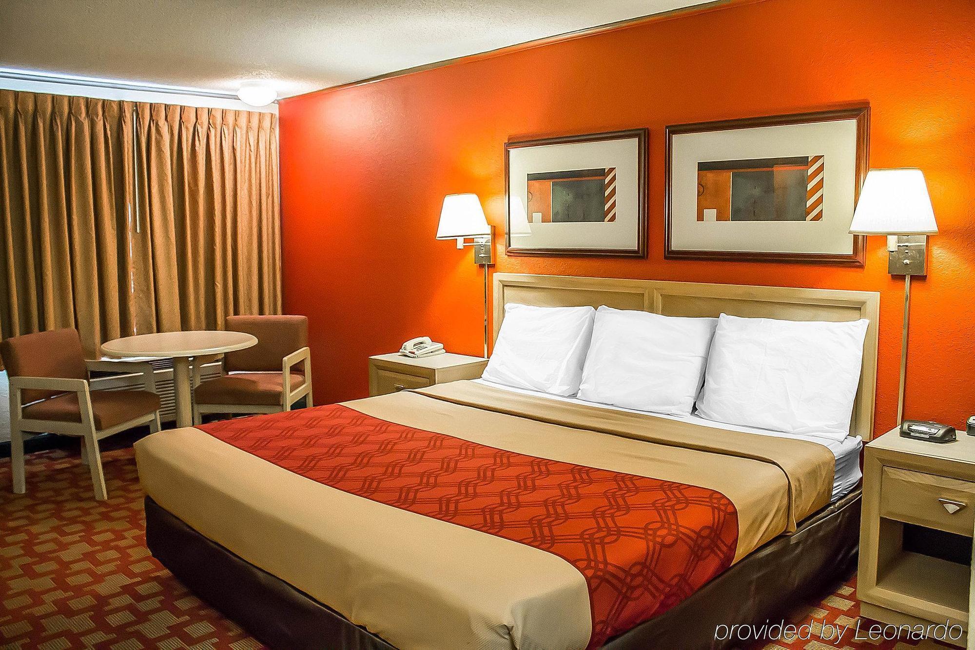 Econo Lodge Норуок Екстериор снимка