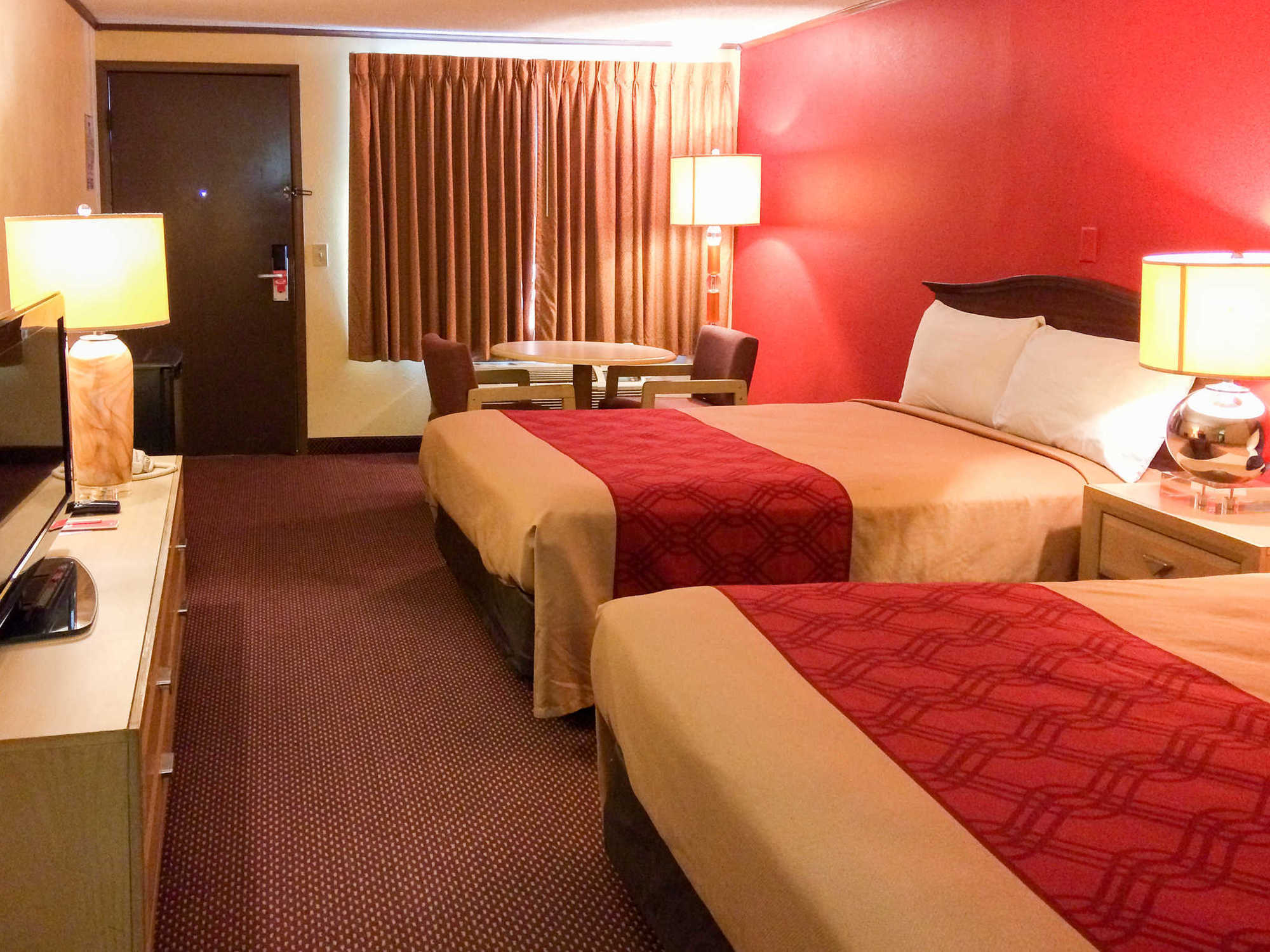 Econo Lodge Норуок Стая снимка
