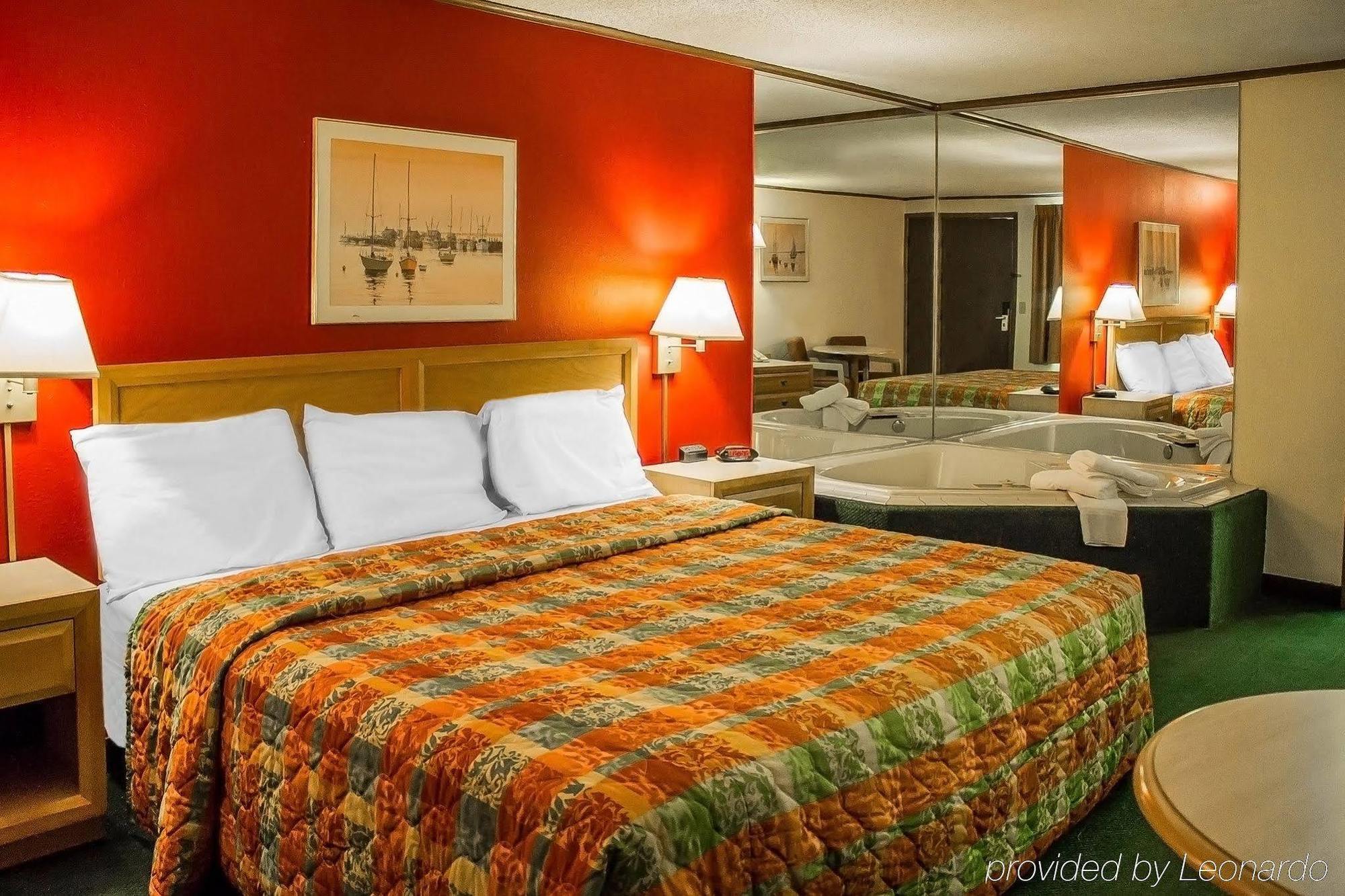 Econo Lodge Норуок Екстериор снимка