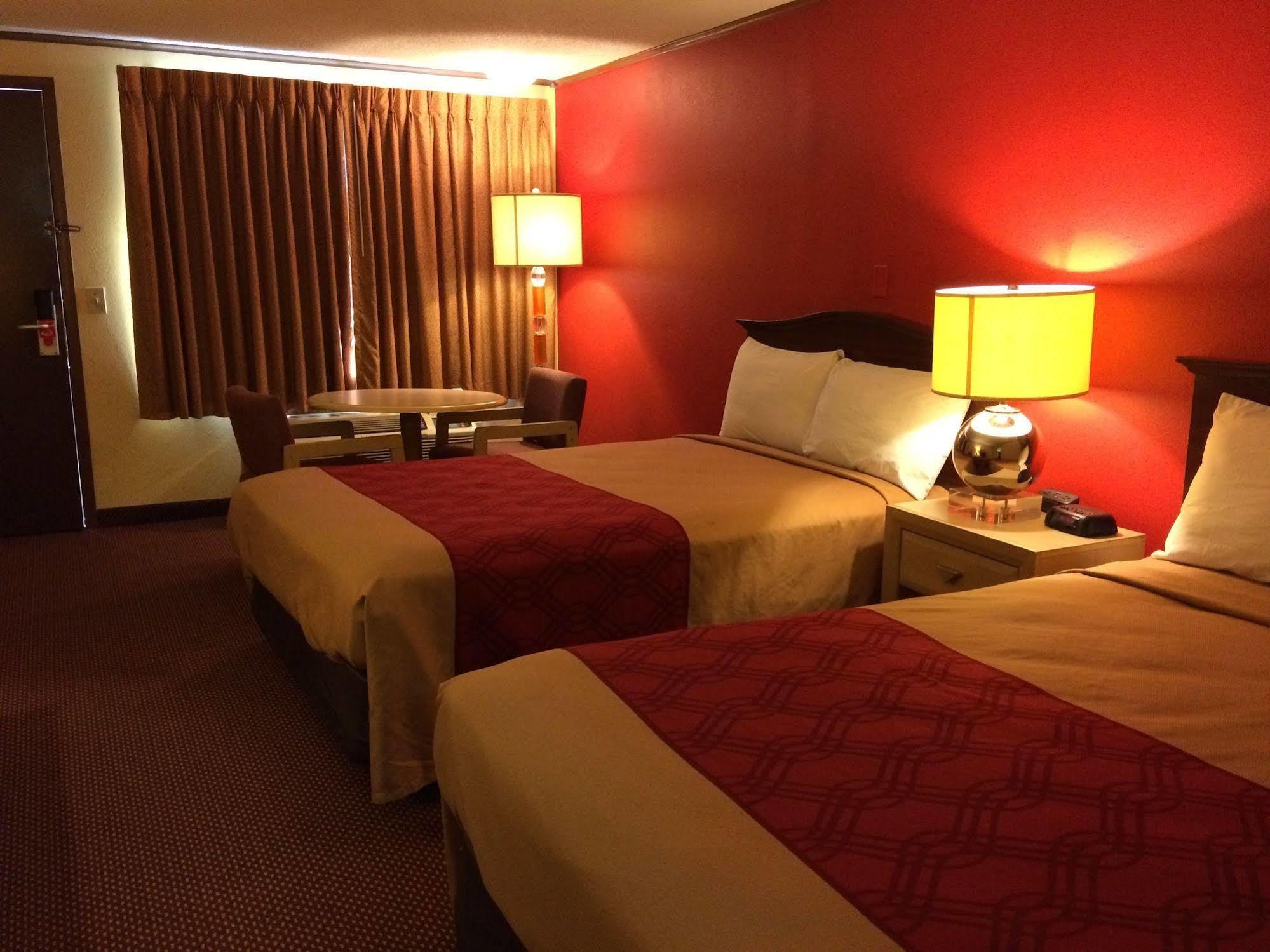 Econo Lodge Норуок Екстериор снимка
