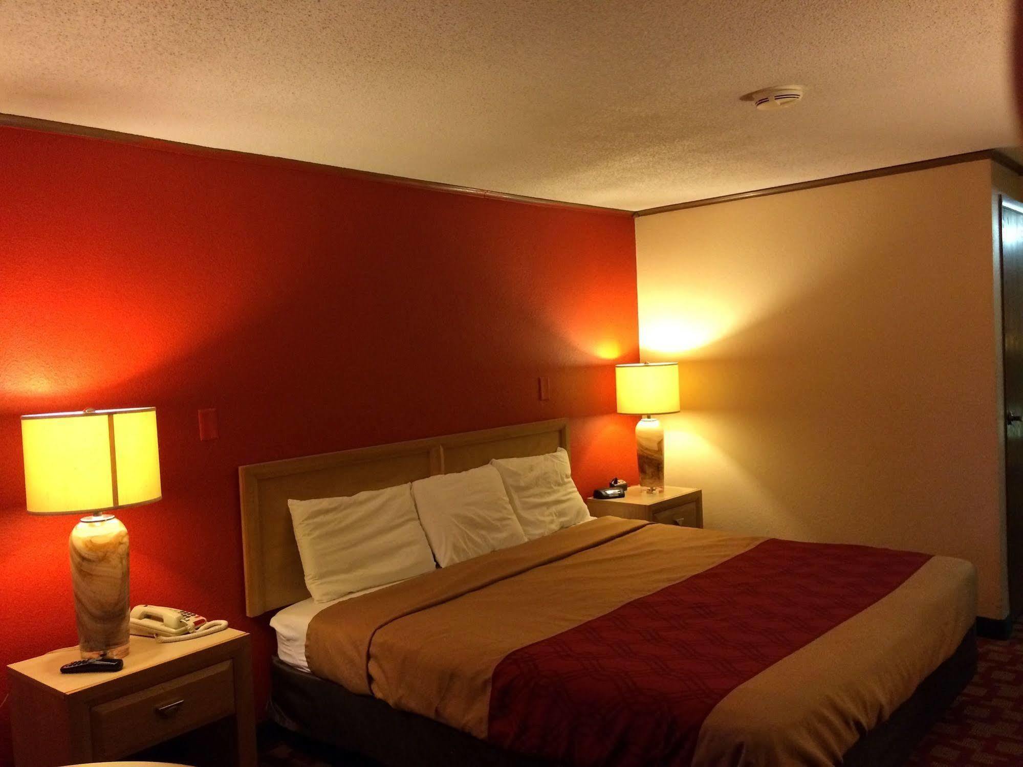 Econo Lodge Норуок Екстериор снимка
