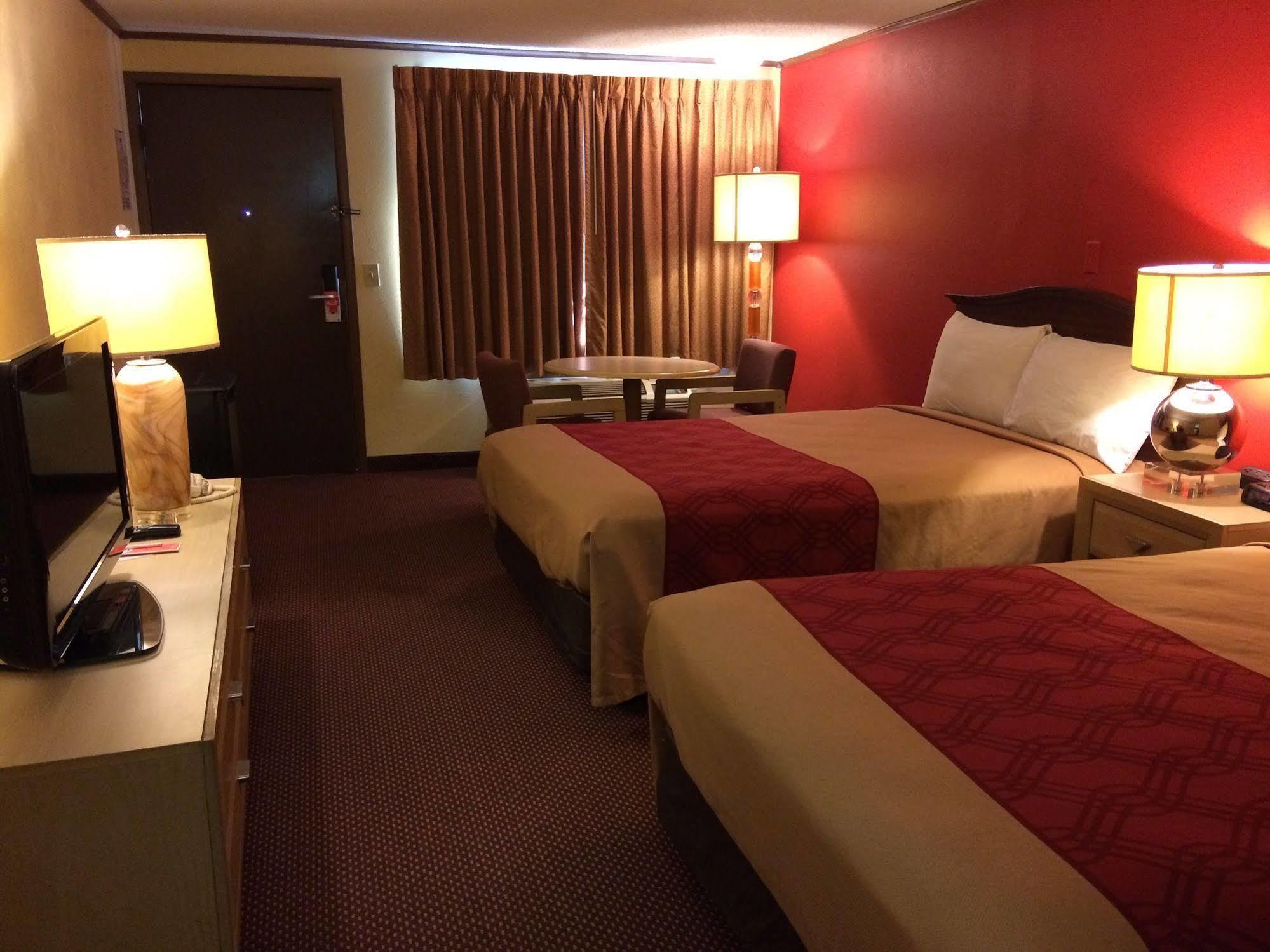 Econo Lodge Норуок Екстериор снимка