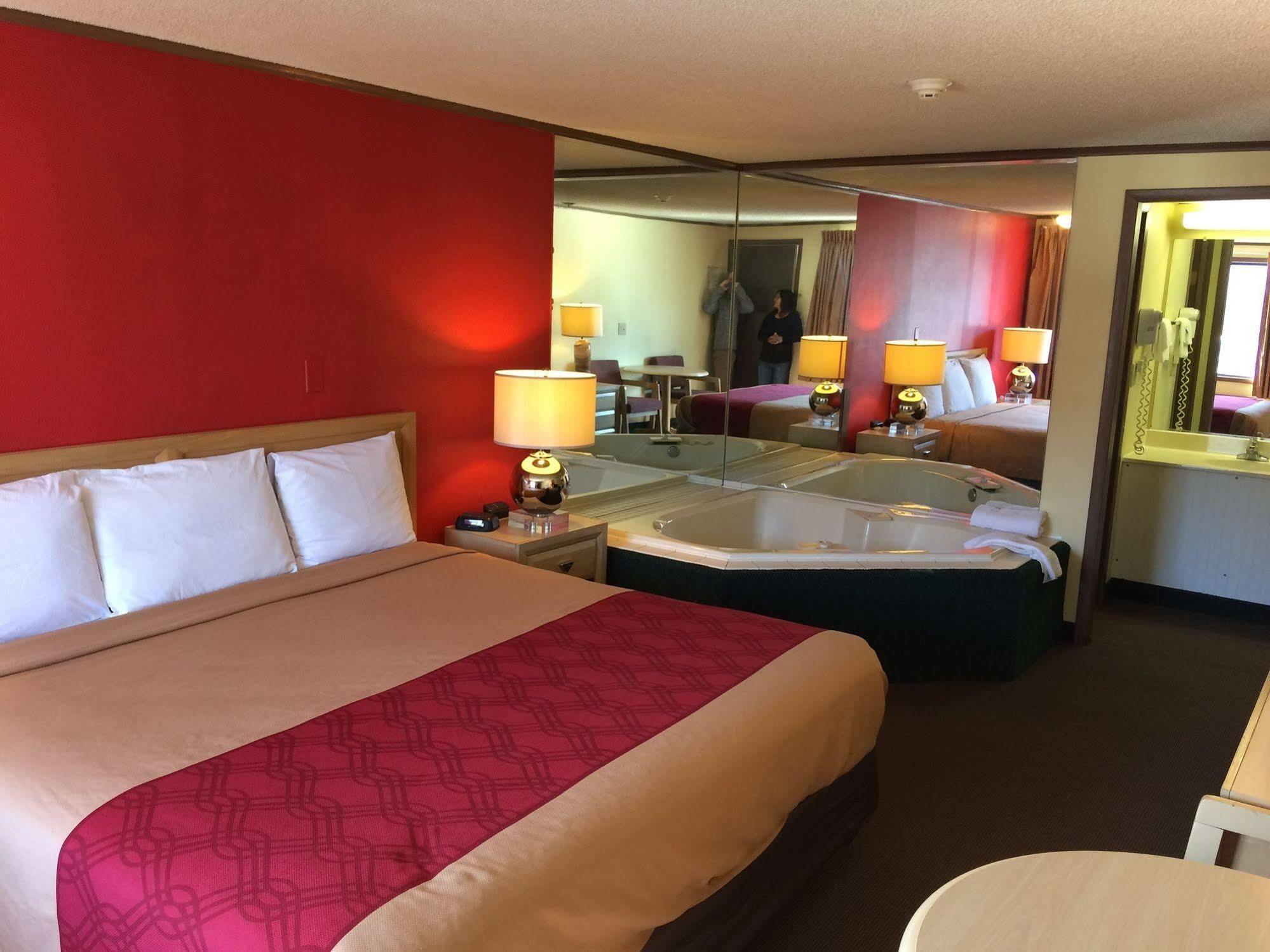 Econo Lodge Норуок Екстериор снимка