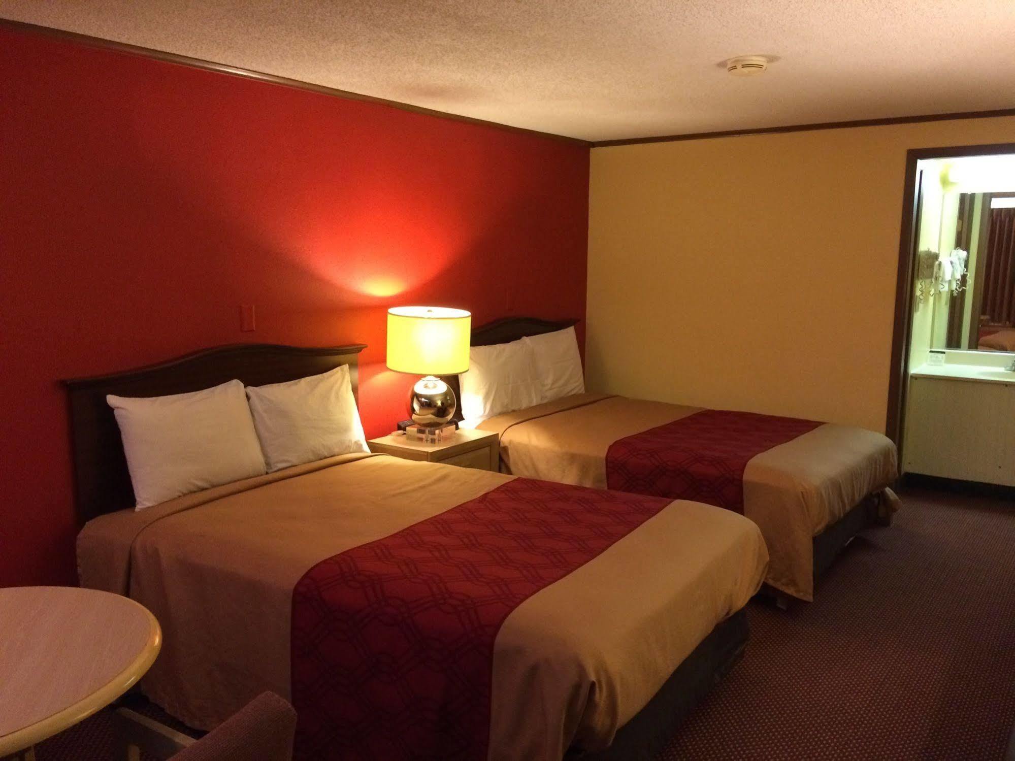 Econo Lodge Норуок Екстериор снимка