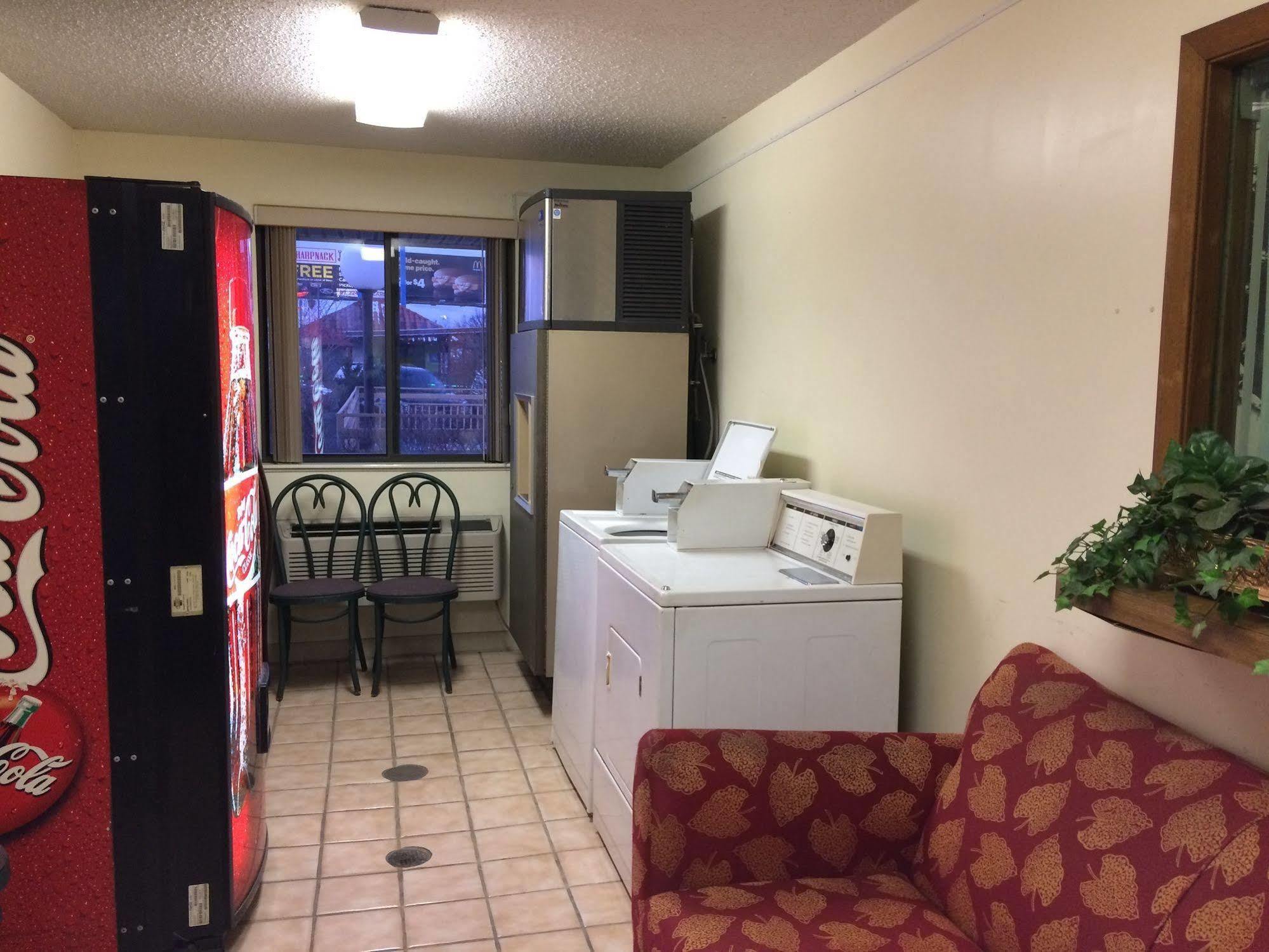 Econo Lodge Норуок Екстериор снимка