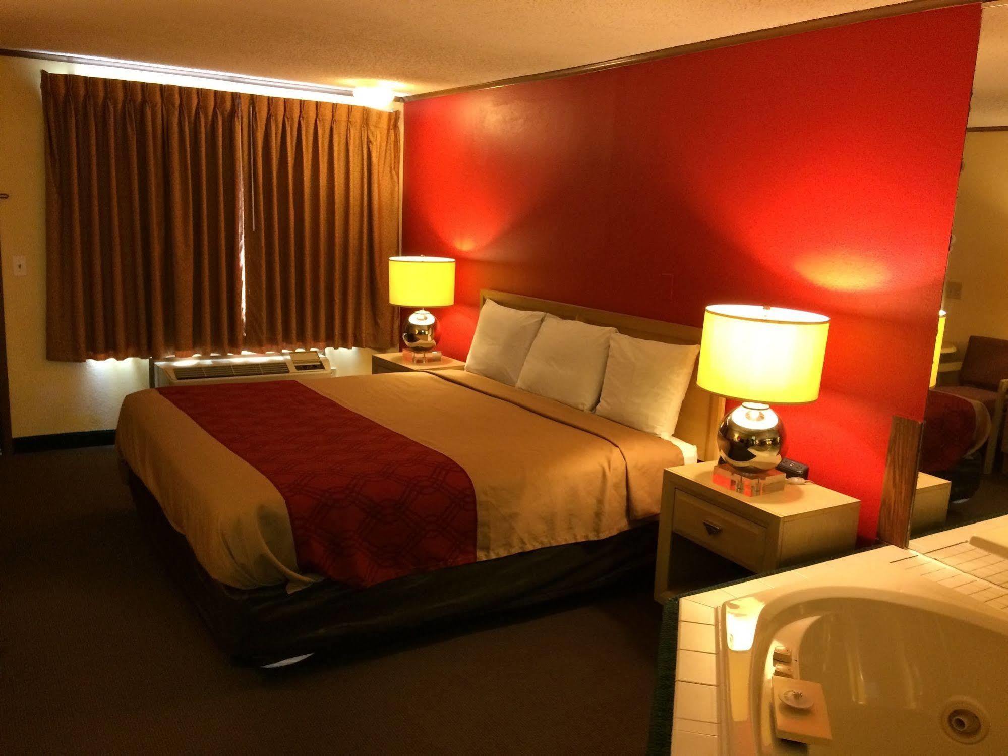 Econo Lodge Норуок Екстериор снимка