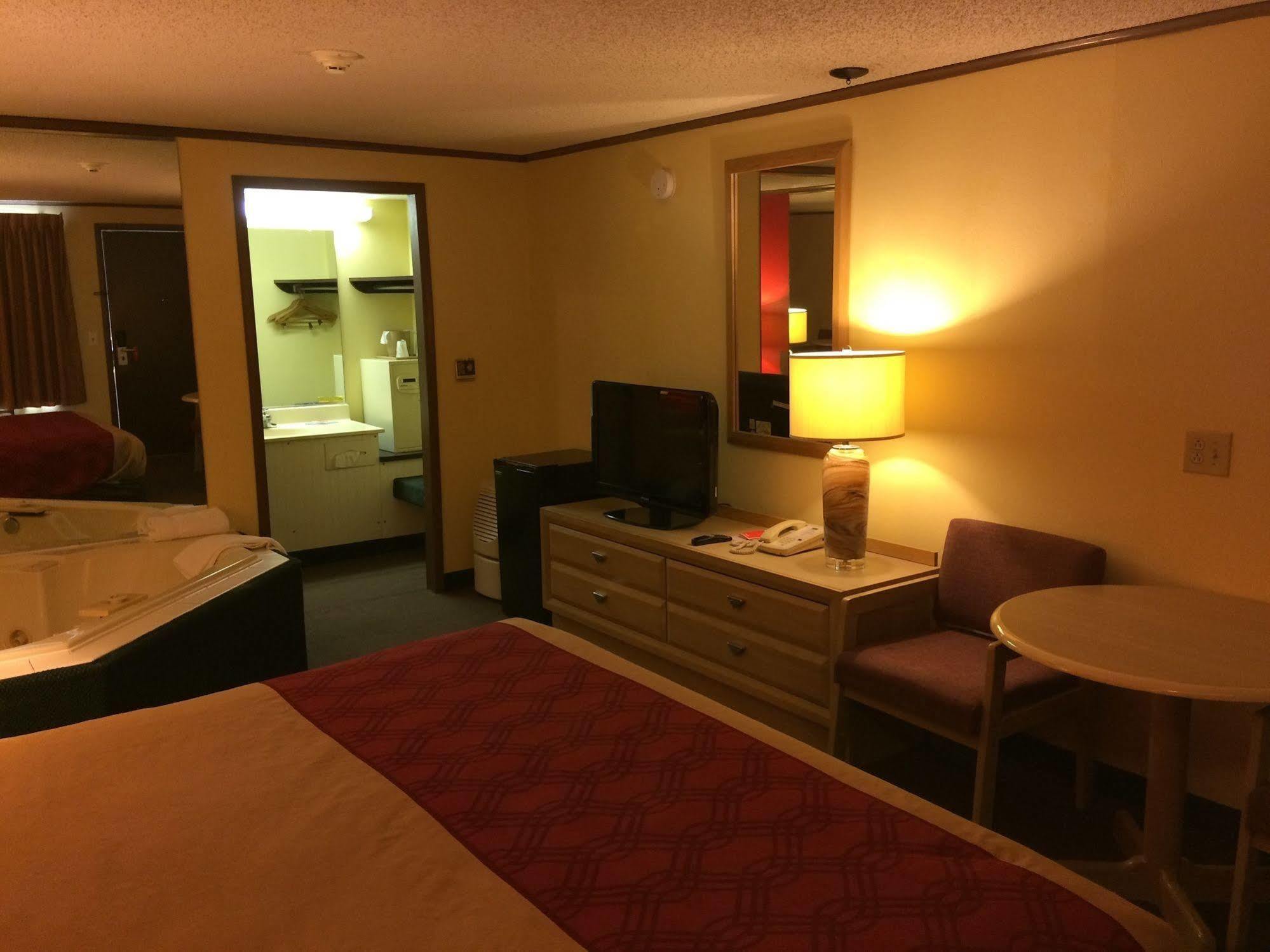Econo Lodge Норуок Екстериор снимка