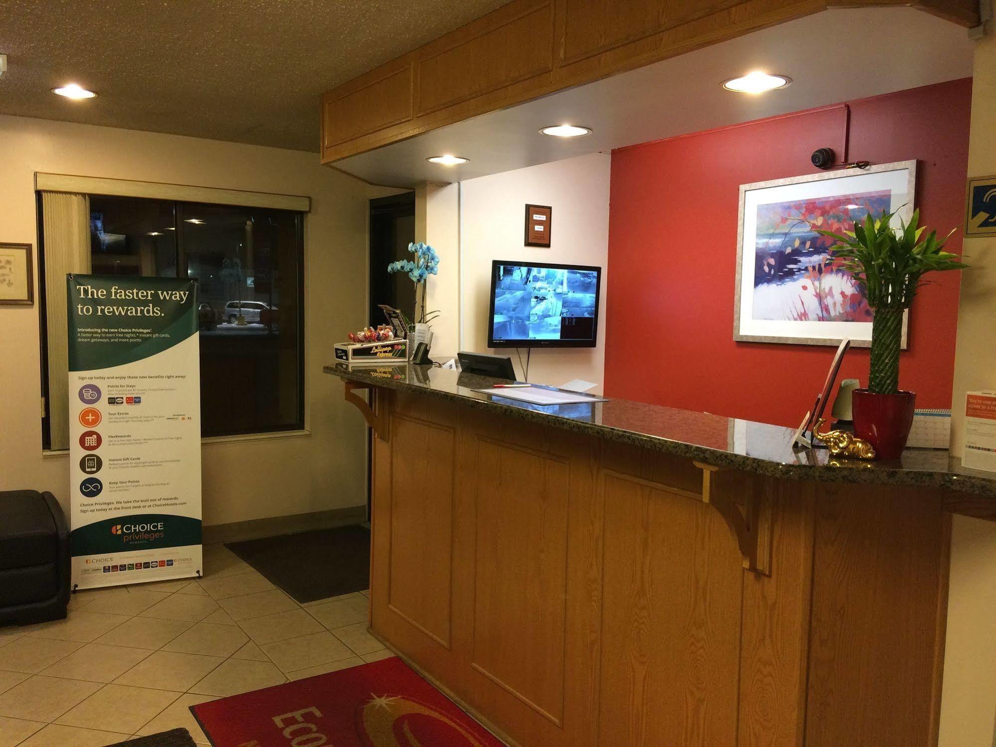 Econo Lodge Норуок Екстериор снимка