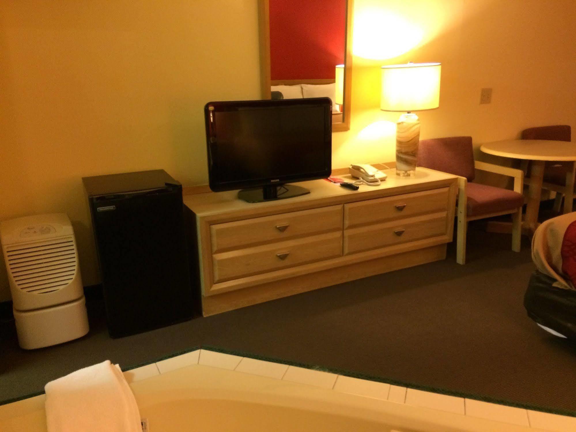 Econo Lodge Норуок Екстериор снимка