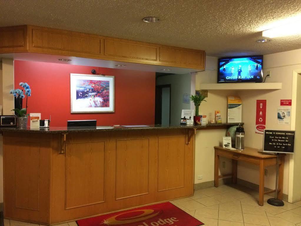 Econo Lodge Норуок Екстериор снимка