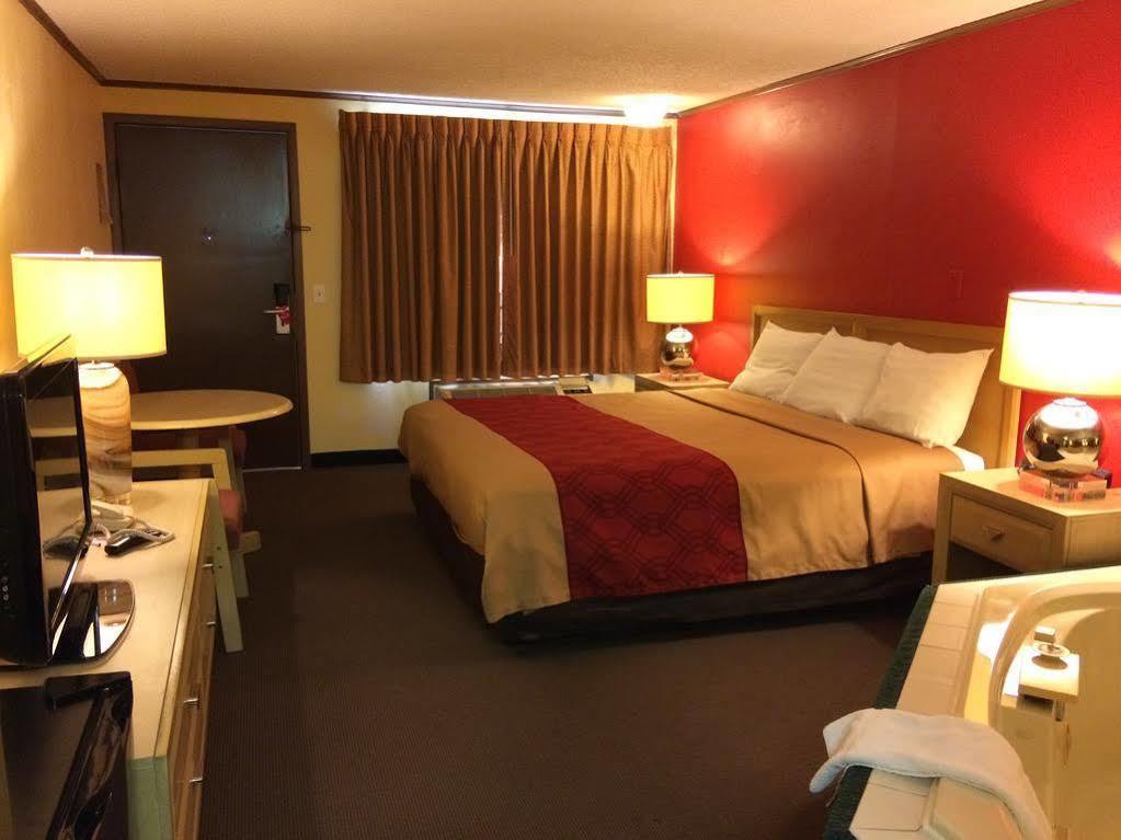 Econo Lodge Норуок Екстериор снимка